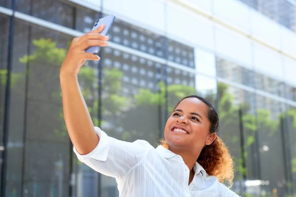 Afroamerykańska Czarna Kobieta Trzyma Smartfony Robi Selfie Świeżym Powietrzu — Zdjęcie stockowe