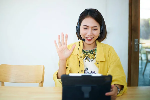 Atractiva Mujer Trabajadora Asiática Usando Auriculares Está Agitando Mano Otra — Foto de Stock