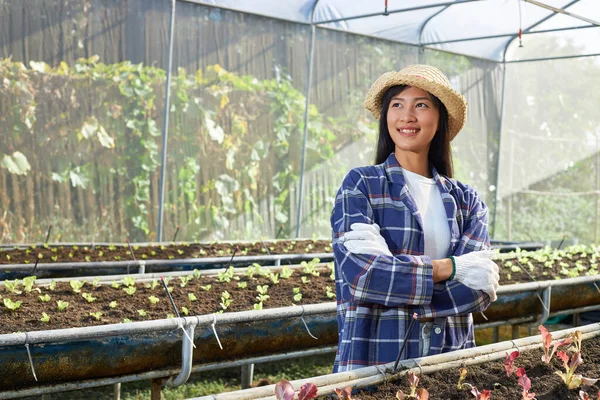 Vrouwelijke Eigenaar Van Een Biologisch Groentebedrijf Stond Vol Vertrouwen Met — Stockfoto