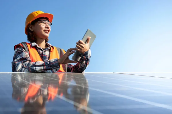 Kobieta Inżynier Elektryk Trzyma Tablet Patrząc Przyszłość Determinacją Panelu Słonecznym — Zdjęcie stockowe