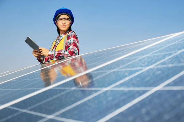 Kvinnlig Ingenjör Specialiserad Alternativ Energi Och Solenergi Håller Tablett Förutom — Stockfoto