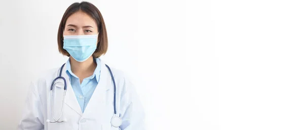 Portrait Une Femme Médecin Portant Masque Uniforme Avec Stéthoscope Sur — Photo