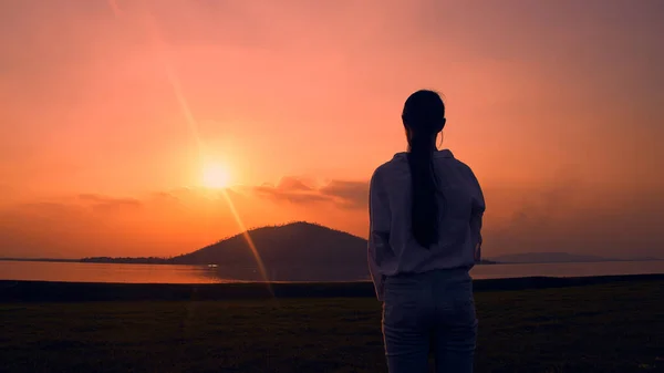 Takaisin Nainen Seisoo Onnellisena Järvellä Odottaessaan Katsella Auringonlaskua Leirintäalueella Ideoita — kuvapankkivalokuva