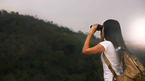 Samice Azjatyckich Turystów Luźnym Ubraniu Noszą Plecak Którzy Lubią Wędrówki — Zdjęcie stockowe
