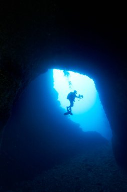 Lastovo, Adriyatik Denizi, Hırvatistan 'daki sualtı mağarasında bir dalgıç