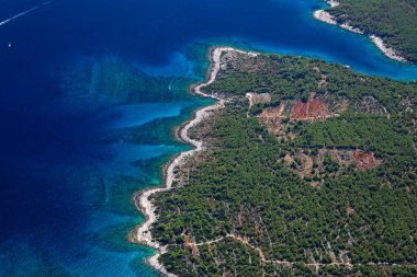 Hırvatistan 'daki Hvar adası ve Adriyatik Denizi' nin havadan görünüşü