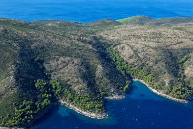 Hırvatistan 'daki Hvar adası ve Adriyatik Denizi' nin havadan görünüşü