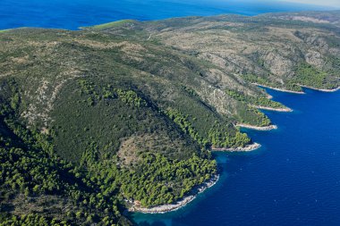 Hırvatistan 'daki Hvar adası ve Adriyatik Denizi' nin havadan görünüşü