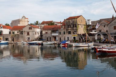 Hırvatistan 'da Adriyatik Denizi, Hvar Adası' nda Vrboska 'da gezinti