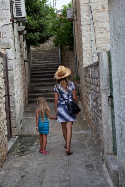 Hırvatistan 'da Adriyatik Denizi, Hvar Adası' nda Vrboska 'da gezinti