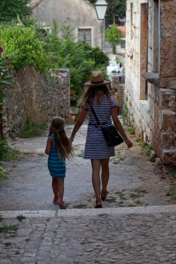 Hırvatistan 'da Adriyatik Denizi, Hvar Adası' nda Vrboska 'da gezinti