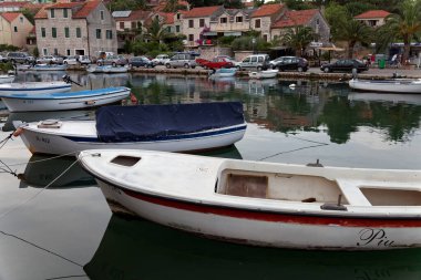 Hırvatistan 'da Adriyatik Denizi, Hvar Adası' nda Vrboska 'da gezinti