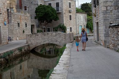 Hırvatistan 'da Adriyatik Denizi, Hvar Adası' nda Vrboska 'da gezinti