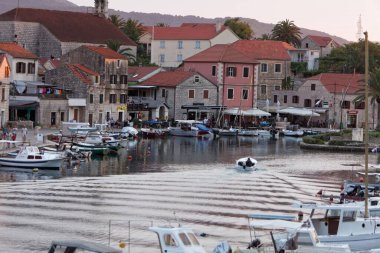 Hırvatistan 'da Adriyatik Denizi, Hvar Adası' nda Vrboska 'da gezinti