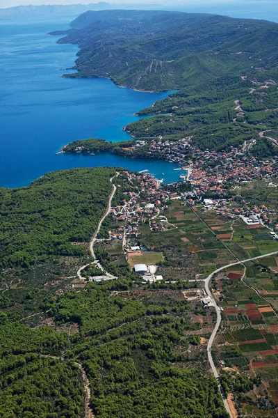 クロアチアのアドリア海のHvar島のJelsa町の空中写真 — ストック写真
