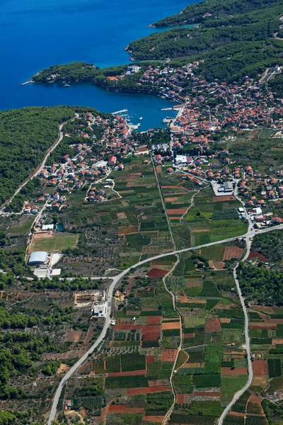 クロアチアのアドリア海のHvar島のJelsa町の空中写真 — ストック写真