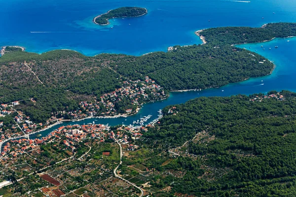 克罗地亚亚得里亚海Hvar岛上Vrboska镇的空中景观 — 图库照片