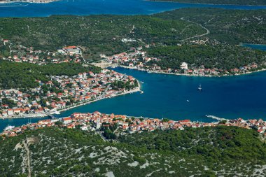 Hırvatistan 'ın Adriyatik Denizi' ndeki Tisno kasabasının hava manzarası