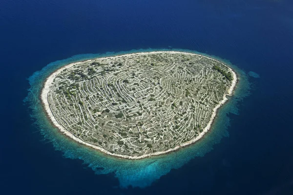 克罗地亚亚得里亚海具有古老干墙的Baljenac岛的鸟瞰图 — 图库照片