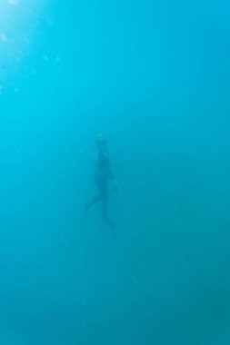 Göletteki dalgıçların görüntüsü 