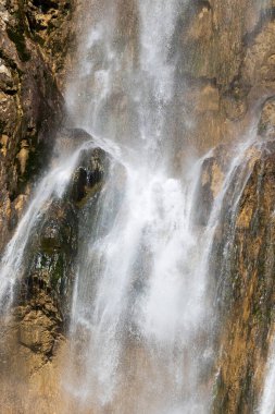 Hırvatistan 'daki Plitvice gölleri, küçük bir şelalenin güzel yakın çekim manzarası