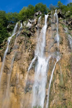 Hırvatistan 'daki Plitvice gölleri, küçük bir şelalenin güzel yakın çekim manzarası
