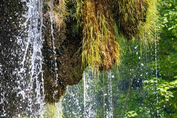 Hermosa Vista Cerca Una Pequeña Cascada Lagos Plitvice Croacia — Foto de Stock