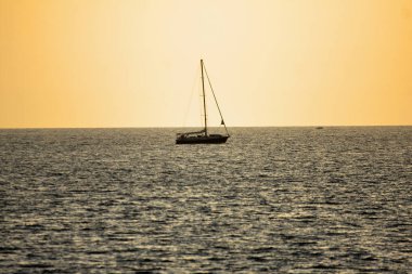 Hırvatistan 'ın Istria kentindeki Adriyatik Denizi' nde gün batımında yalnız yelkenli.
