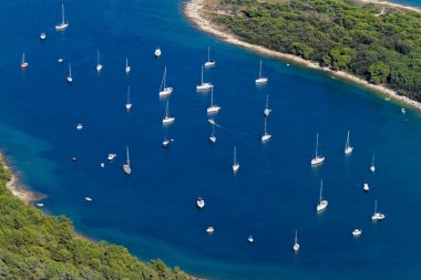 Hırvatistan 'ın Istria kentindeki Kamenjak yarımadası yakınlarındaki yelkenli teknelerinin hava manzarası