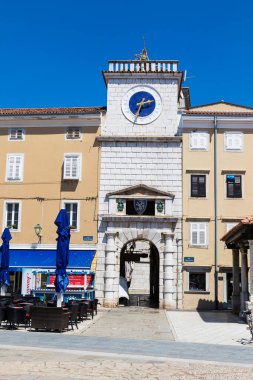 Hırvatistan 'ın Adriyatik Denizi' ndeki Cres Adası 'ndaki sahil kasabası