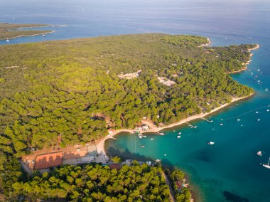 Hırvatistan 'ın Cres adasındaki Kamp Baldarin' in hava manzarası