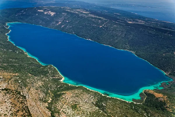 Hırvatistan 'daki Adriyatik Denizi ve Cres adasındaki Vransko gölünün havadan görünüşü