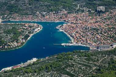 Adriyatik Denizi, Hırvatistan 'ın Korcula adasındaki Vela Luka kentinin hava manzarası