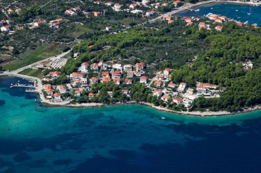 Adriyatik Denizi, Hırvatistan 'ın Korcula adasındaki Lumbar kasabasının hava manzarası