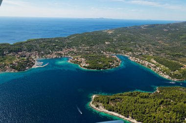 Adriyatik Denizi, Hırvatistan 'ın Korcula adasındaki Lumbar kasabasının hava manzarası