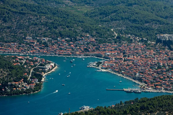 クロアチア アドリア海 コルクラ島のヴェラ ルカ町の空中写真 — ストック写真