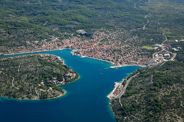 克罗地亚亚得里亚海Korcula岛上Vela Luka镇的空中景观 — 图库照片