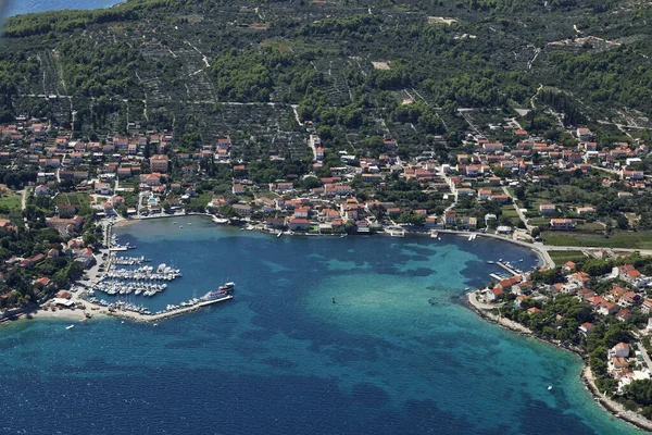 克罗地亚亚得里亚海Korcula岛上Lumbarda镇的空中景观 — 图库照片