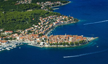 Adriyatik Denizi, Hırvatistan 'ın Korcula adasındaki Korula kasabasının hava manzarası