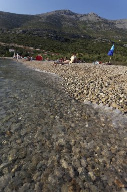 Hırvatistan 'da Orebi, Adriyatik Denizi yakınlarındaki çakıl taşı plajı ve kamp