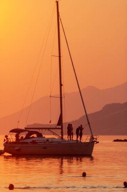 Adriyatik Denizi, Peljesac Peninusla, Hırvatistan 'da gün batımında yelkenli