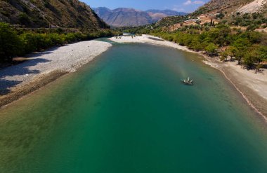 Arnavutluk 'taki Vjosa Nehri vadisi