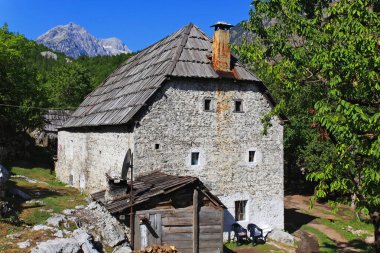 Arnavutluk 'un Valbona kentindeki geleneksel taş ev