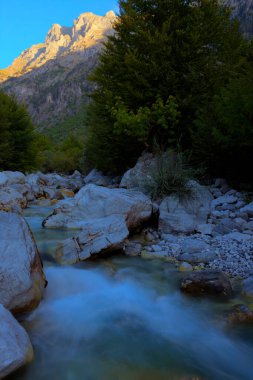 Arnavutluk dağlarındaki Valbona Nehri