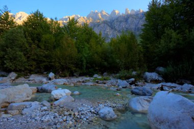 Arnavutluk dağlarındaki Valbona Nehri