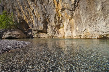 Arnavutluk dağlarındaki Valbona Nehri