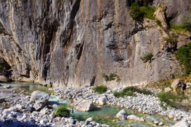 Arnavutluk dağlarındaki Valbona Nehri