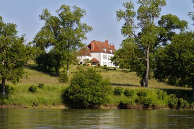 Fransa 'da Allier Nehri kıyısında yalnız bir ev.