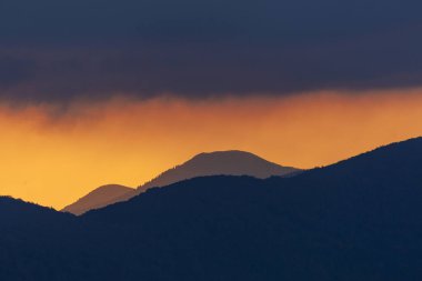 Hırvatistan 'ın Risnjak Milli Parkı' ndaki tepelerin sisi ve katmanlarıyla dağlarda şafak sökerken
