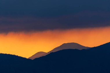 Hırvatistan 'ın Risnjak Milli Parkı' ndaki tepelerin sisi ve katmanlarıyla dağlarda şafak sökerken